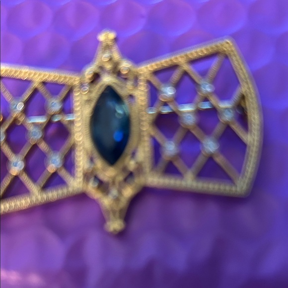 Gold-tone Filigree Brooch with Dark Blue Center Stone and 12 tiny crystals - Picture 4 of 9